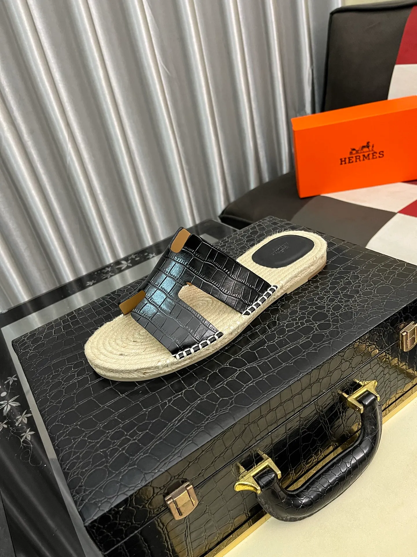 Men's shoes 💰340⌚️⌚️《HERMES》Hermes 💁♂️Men's casual slippers, compare the quality at the counter🧚🏿♂️ The upper layer has a stone pattern with clear texture, showing high-end, high-end, comfortable to wear and versatile. Purely hand-pulled, raw rubber breathable outsole, breathable and comfortable lambskin lining, 100% comfortable density, original rubber outsole wear-resistant code number 38-44. Can be customized 45-46-47